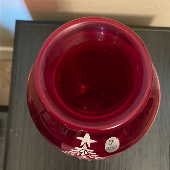 Stunning Fenton Red and White Christmas Tree Vase - Picture 8 of 9